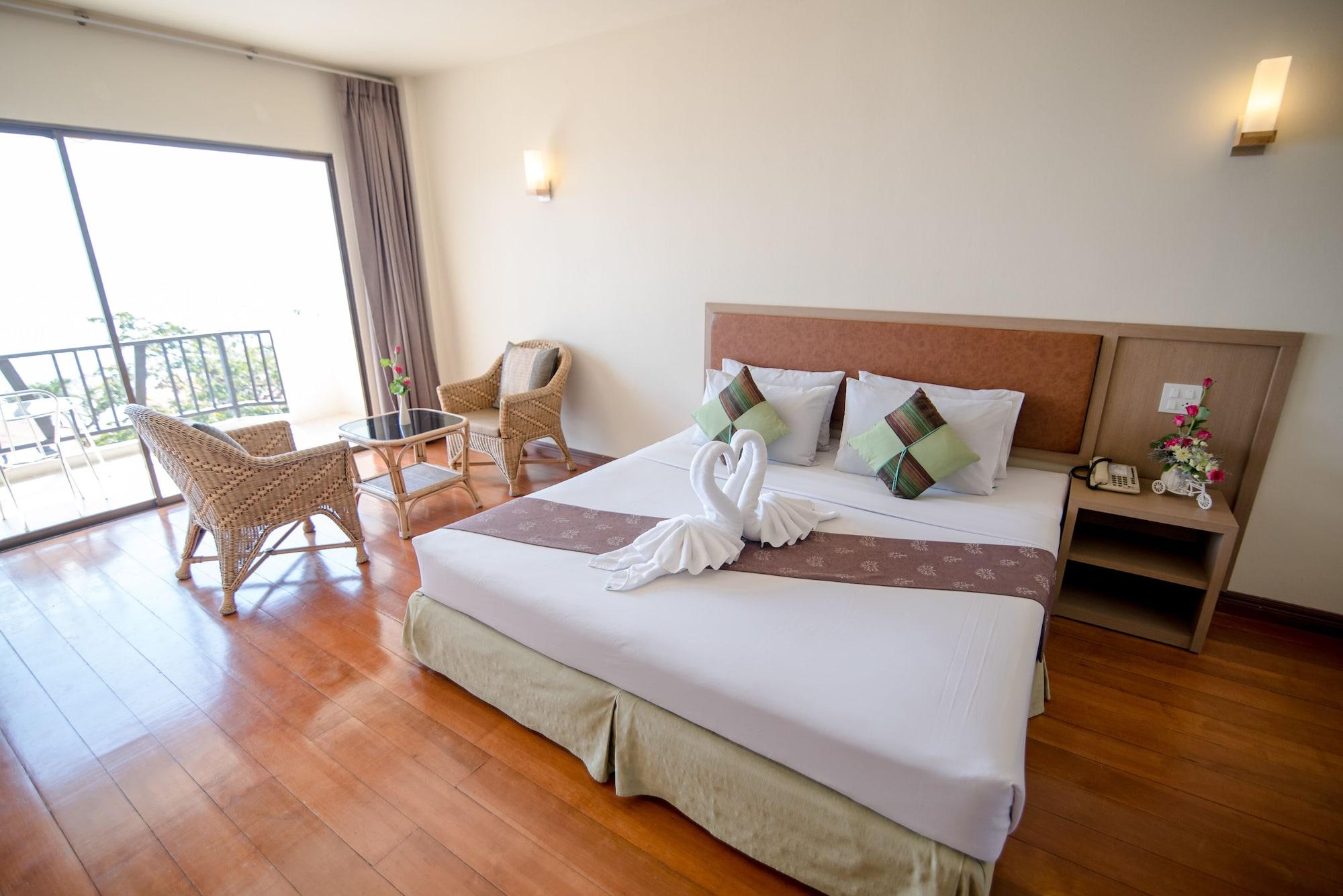New Travel Beach Hotel & Resort Pantai Chao Lao Bagian luar foto