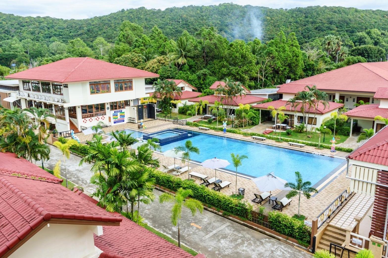 New Travel Beach Hotel & Resort Pantai Chao Lao Bagian luar foto