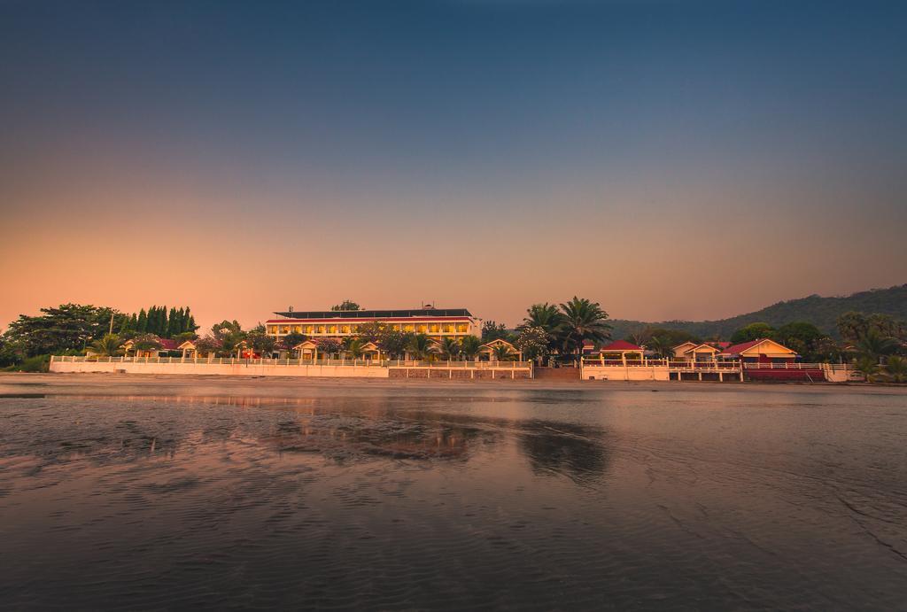 New Travel Beach Hotel & Resort Pantai Chao Lao Bagian luar foto