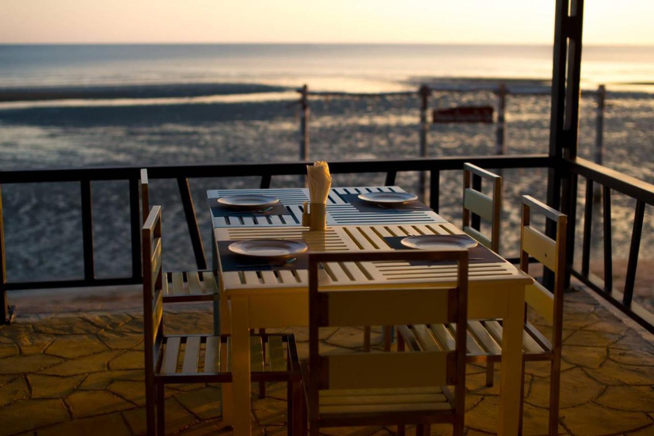 New Travel Beach Hotel & Resort Pantai Chao Lao Bagian luar foto